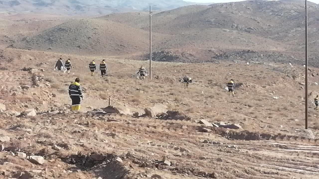 پاکسازی مسیر روستای اقر علیا فریمان به همت پاکبانان + تصاویر