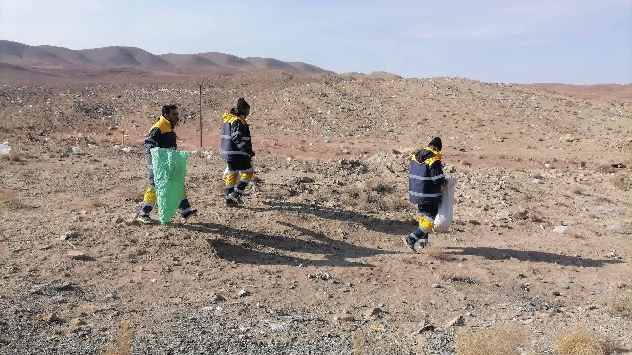 جمع آوری زباله ها در مسیر روستای اقر علیا