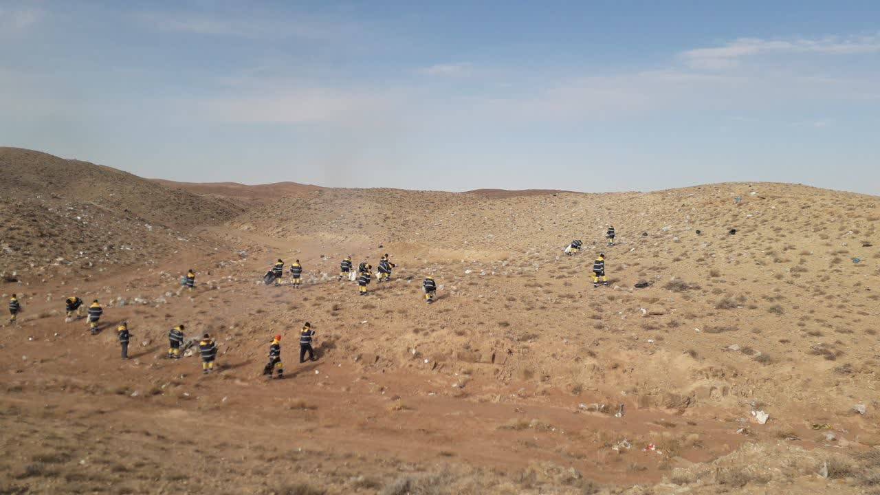 جمع آوری زباله ها در مسیر روستای اقر علیا