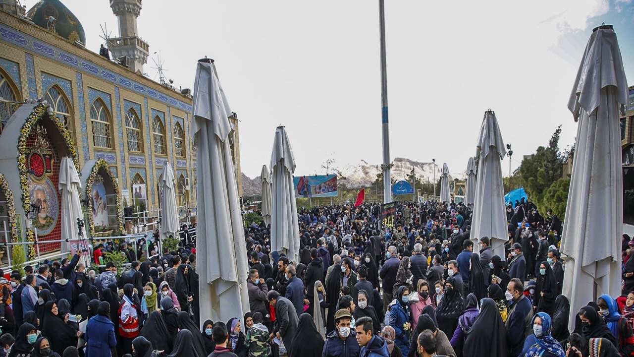 گزارشی از شور و حال زائران و خادمان در گلزار شهدای کرمان در سالروز شهادت حاج قاسم + فیلم