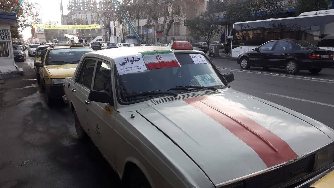 سرویس دهی صلواتی رانندگان به مناسبت میلاد حضرت زهرا (س) و سالگرد شهادت حاج قاسم در گرگان + تصاویر