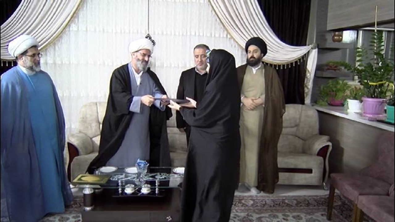 تجلیل از دختر نخبه قرآنی کشور در سمنان