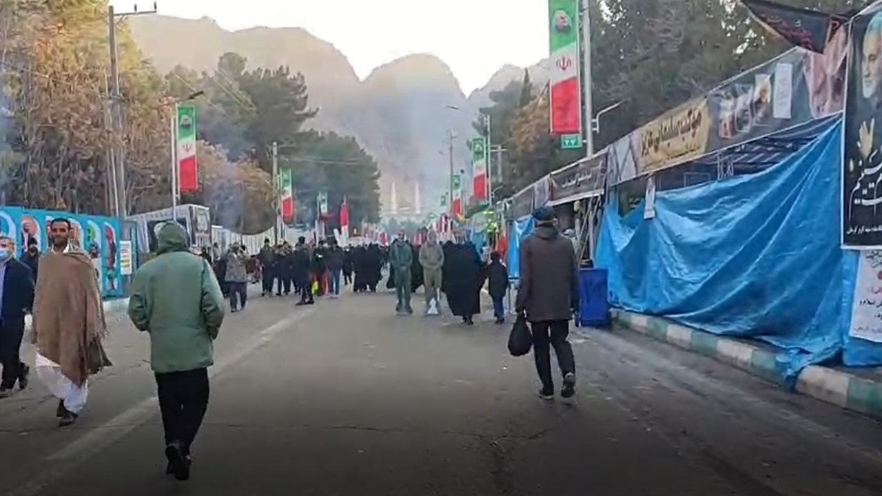 راهپیمایی عاشقان حاج قاسم در مسیر منتهی به گلزار شهدای کرمان + فیلم و تصاویر