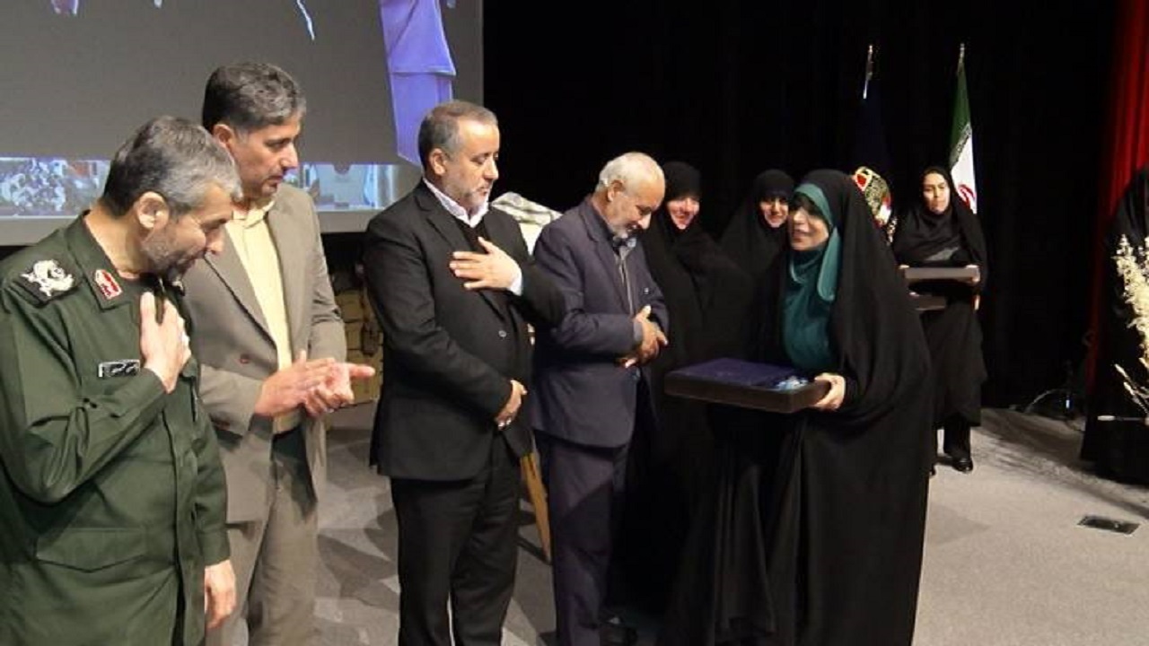 تجلیل از مادران و همسران شهدای مقاومت در سمنان