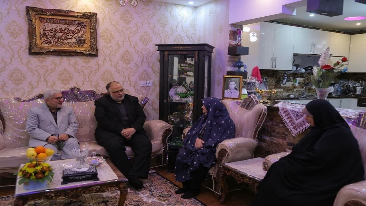 تکریم مادر شهید حمزه کشاورز افشار همزمان با روز مادر