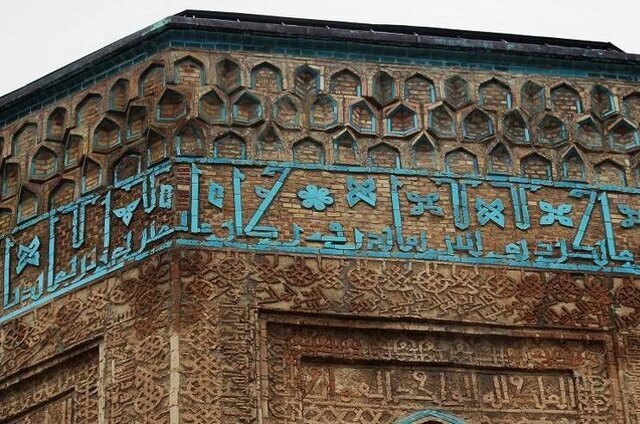 کتیبه فارسی به خط کوفی در آرامگاه مومنه خاتون، شهر نخجوان