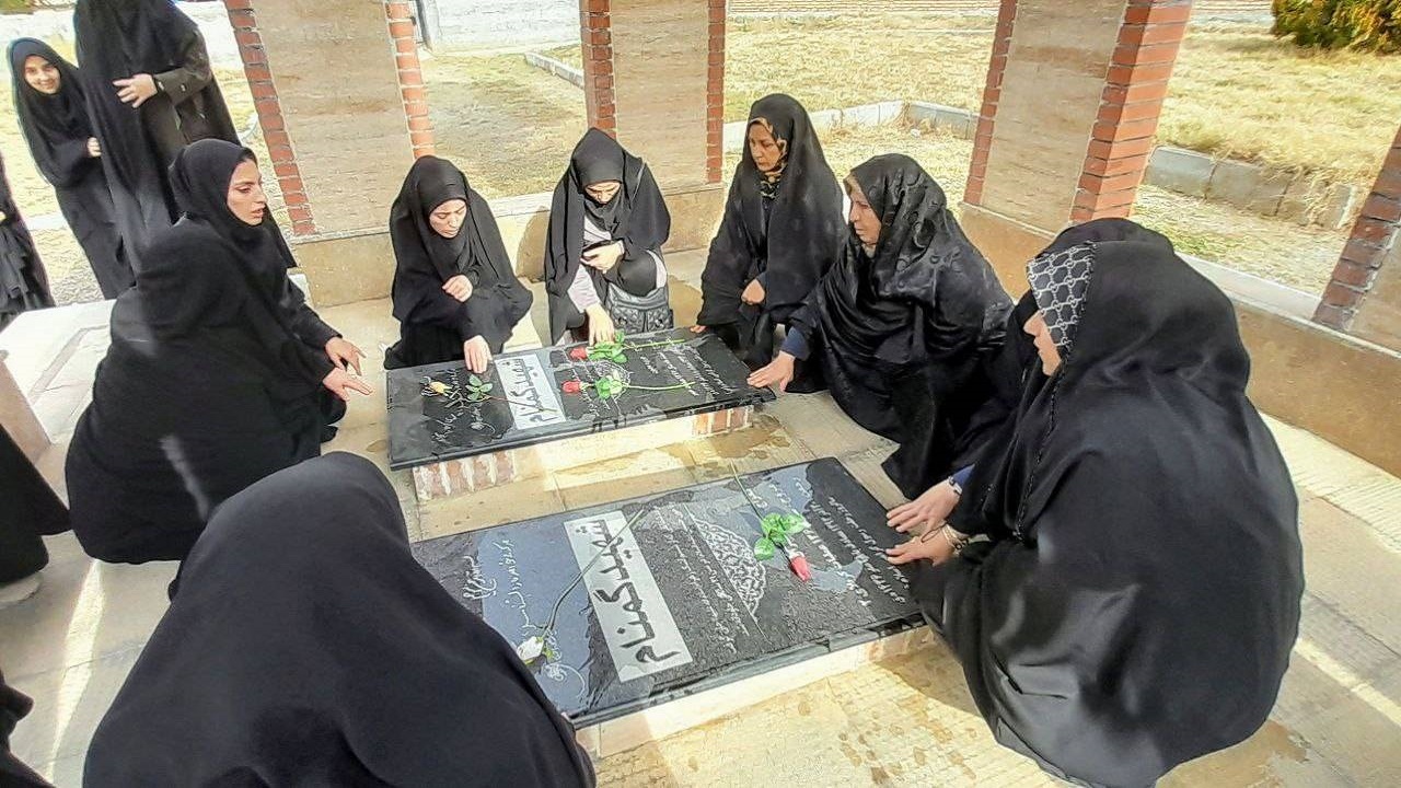 حضور بانوان بسیجی در مزار شهدا