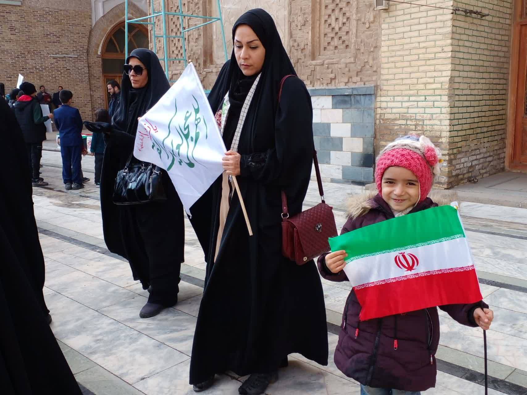 حضور کودکان با مادران در مراسم
