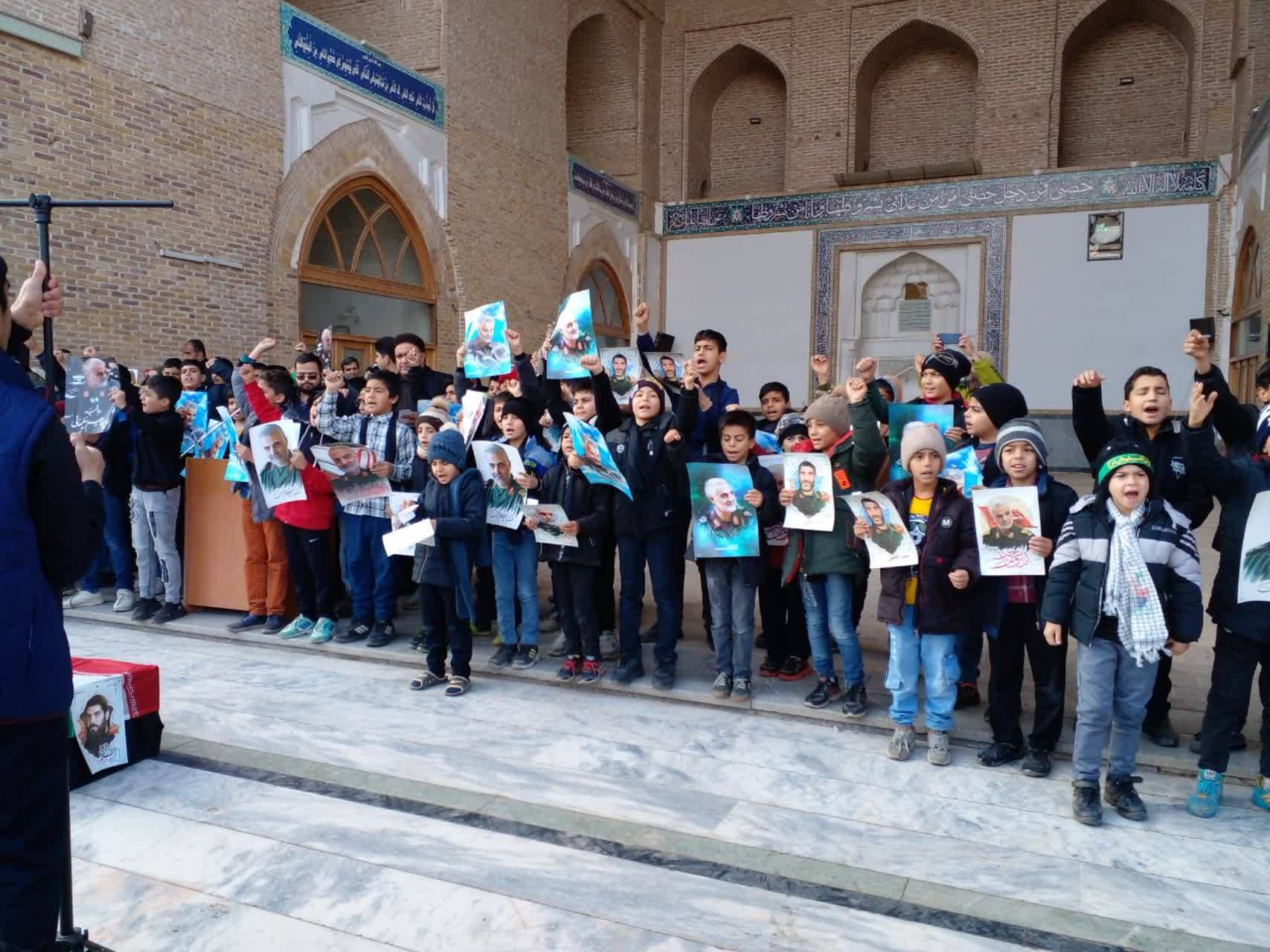 حضور کودکان در تجمع اعتراض به حمله تروریستی