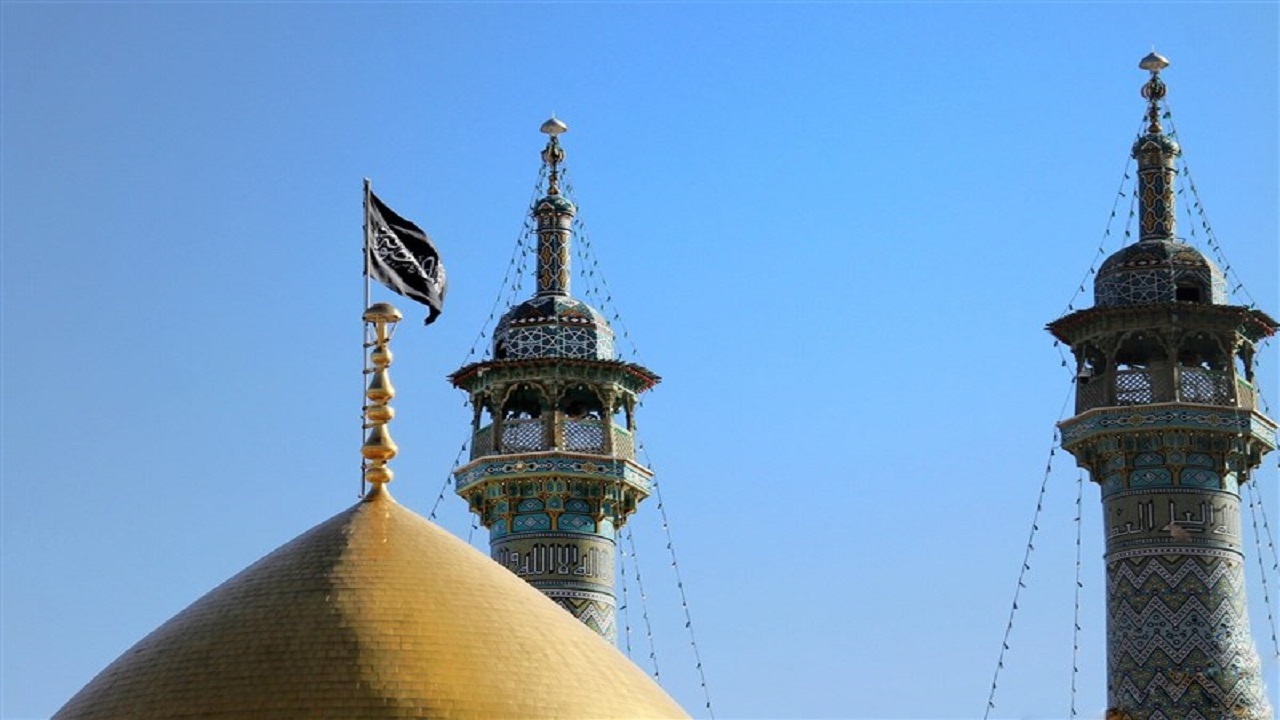 اهتزاز  پرچم عزا بر فراز گنبد حرم حضرت معصومه(س) و مسجد مقدس جمکران