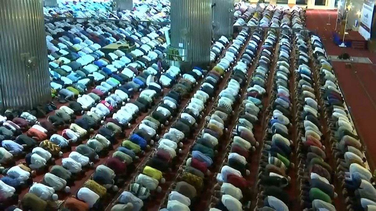 بیهوش شدن امام جماعت مسجد عراق از شدت گریه هنگام دعا برای غزه + فیلم