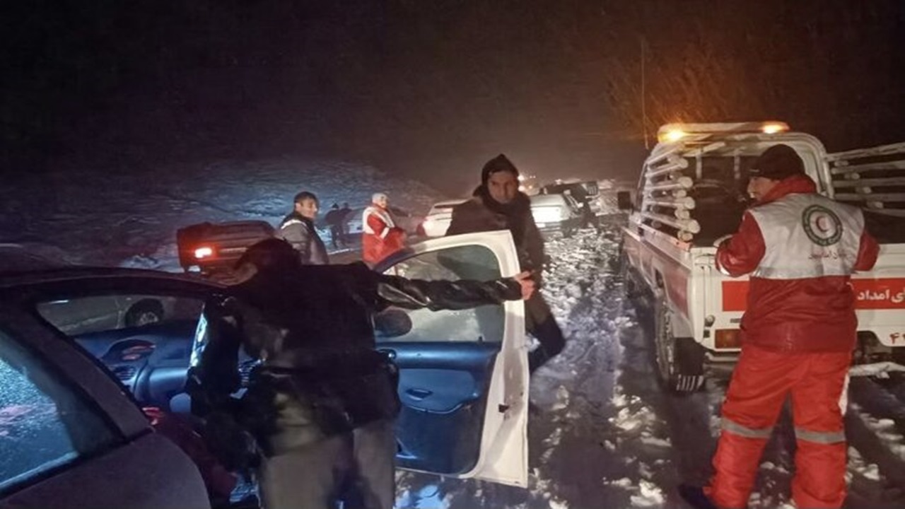 امدادرسانی هلال احمر به ۱۳۰ نفر در محور آواجیق به چالدران