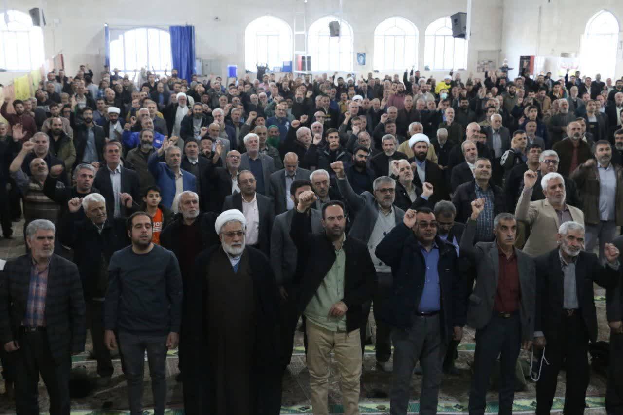 نمازگزاران در مراسم محکومیت حادثه تروریستی کرمان