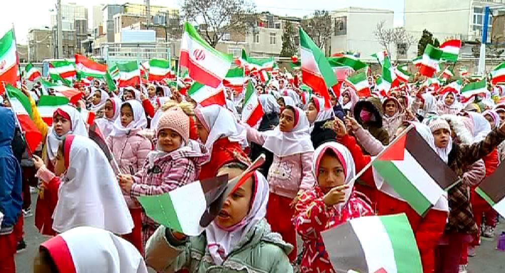 سرود خوانی دانش آموزان اراک در گرامیداشت ۲۲ دانش آموز شهید کرمان