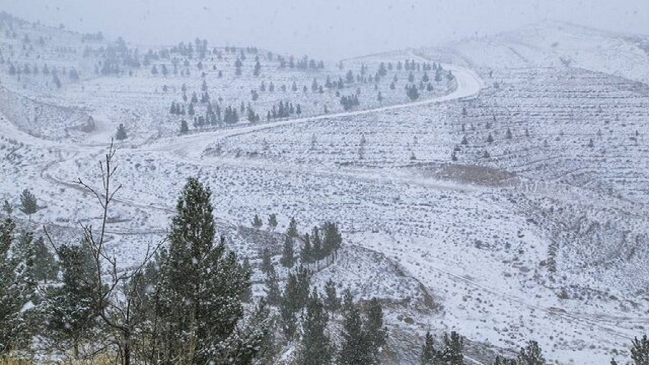 آغاز بارش برف در محور‌های کوهستانی استان همدان