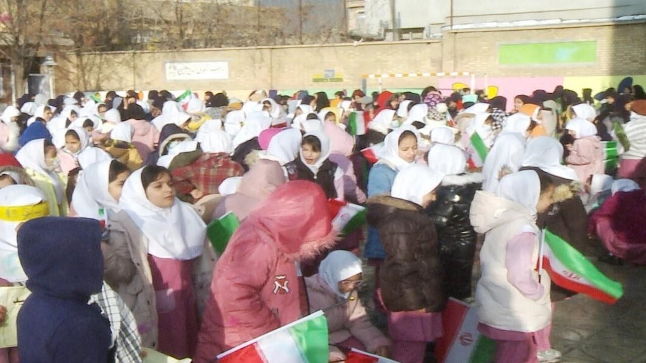 تجمع دانش آموزان در اعتراض به حادثه تروریستی کرمان