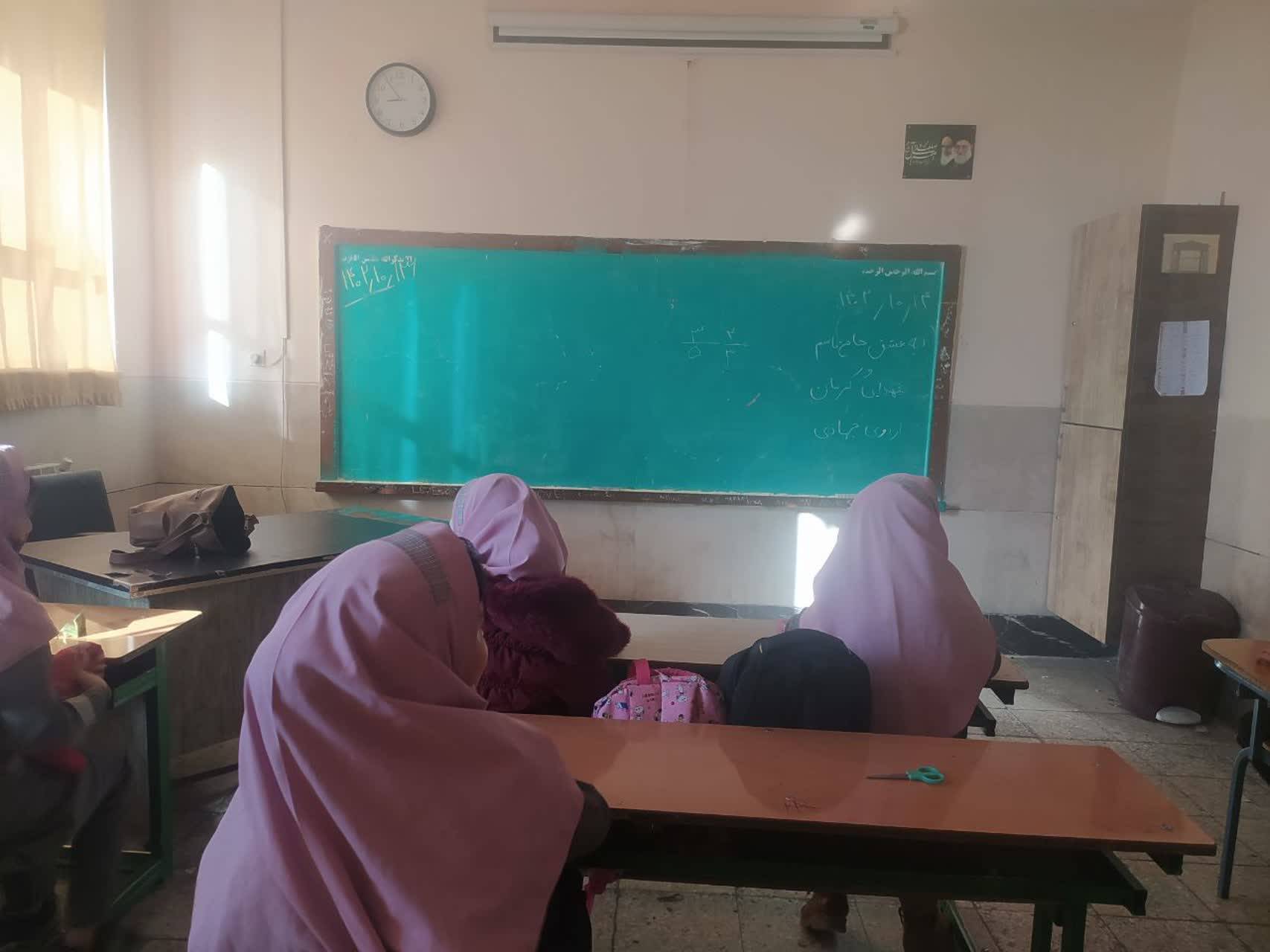 آموزش معلم اصفهانی به دانش آموزان کم برخوردار