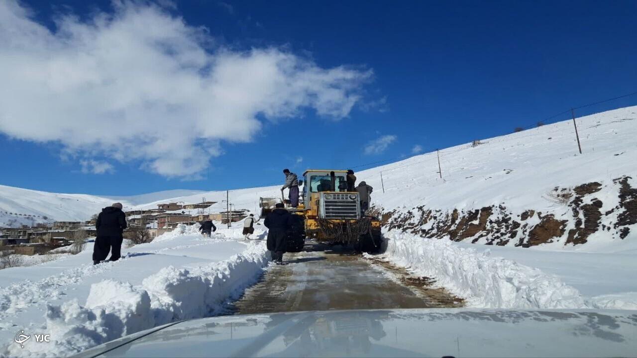 رانندگان مهابادی در گردنه برف‌گیر با احتیاط برانند