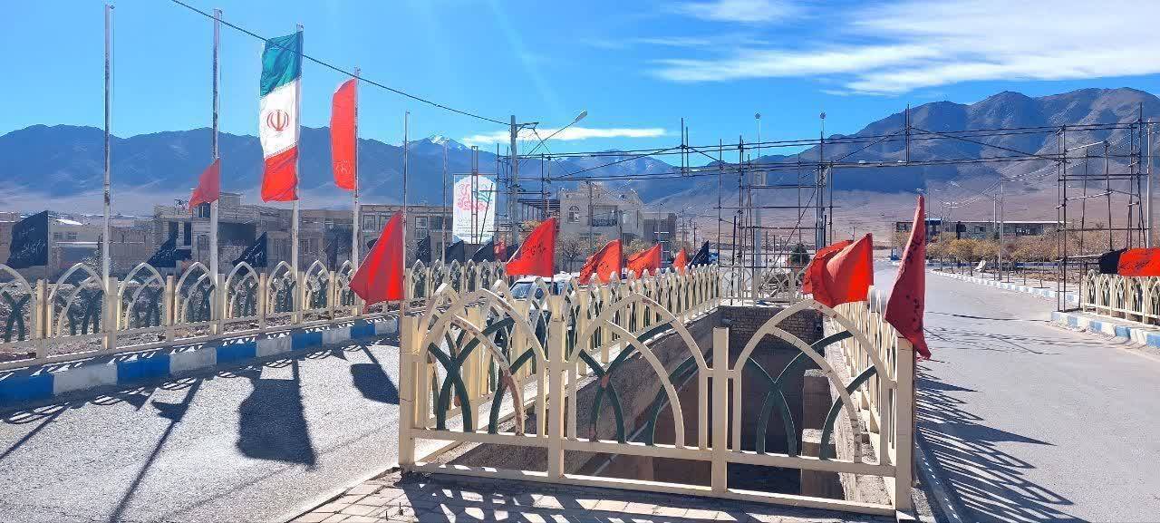 نصب پرچم در مسیر فین به مشهد اردهال