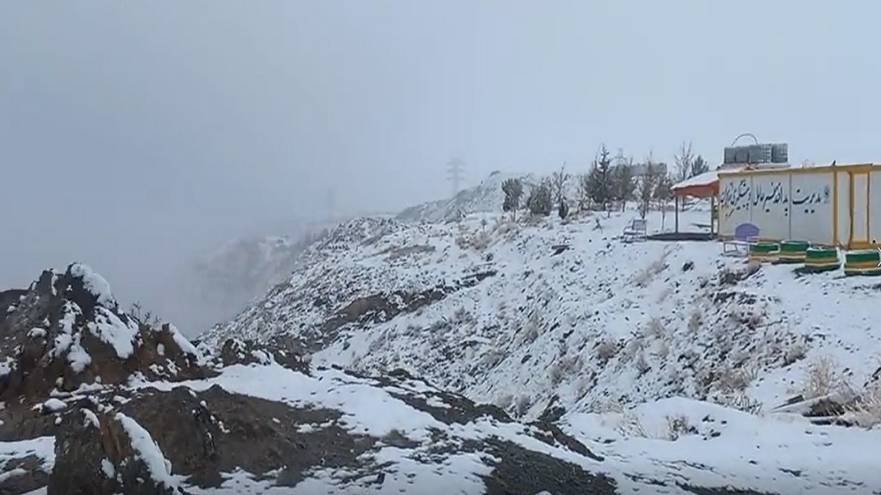 خودنمایی فصل زمستان با بارش برف در قله زو مشهد + فیلم