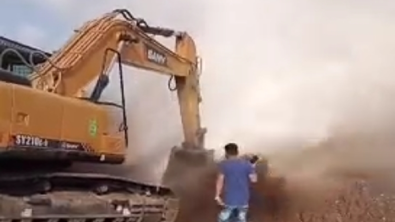 فشار آبی که یک بیل مکانیکی را از جا کند + فیلم