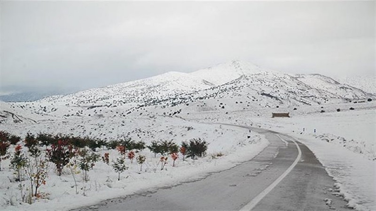 روستای چهارباغ گرگان با بارش برف جامه سفید بر تن کرد + فیلم