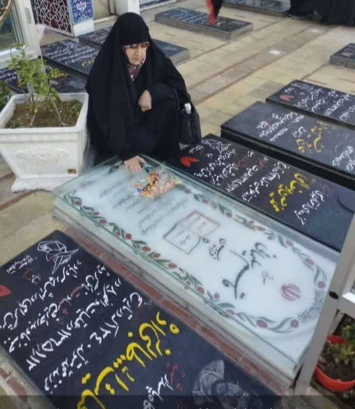 شهیده فاطمه دهقانی بر سر مزار حاج قاسم