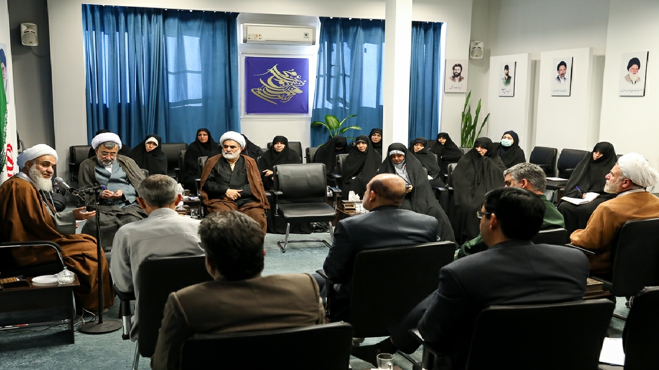 اقامه نماز و دین جامعه را از فحشا و منکر نجات می‌دهد