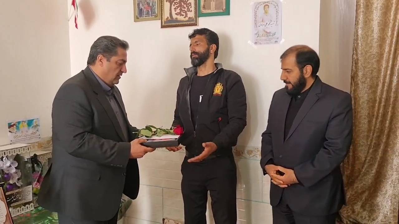 دیدار معاون استاندار با خانواده یکی از شهدای حادثه تروریستی کرمان در زرند