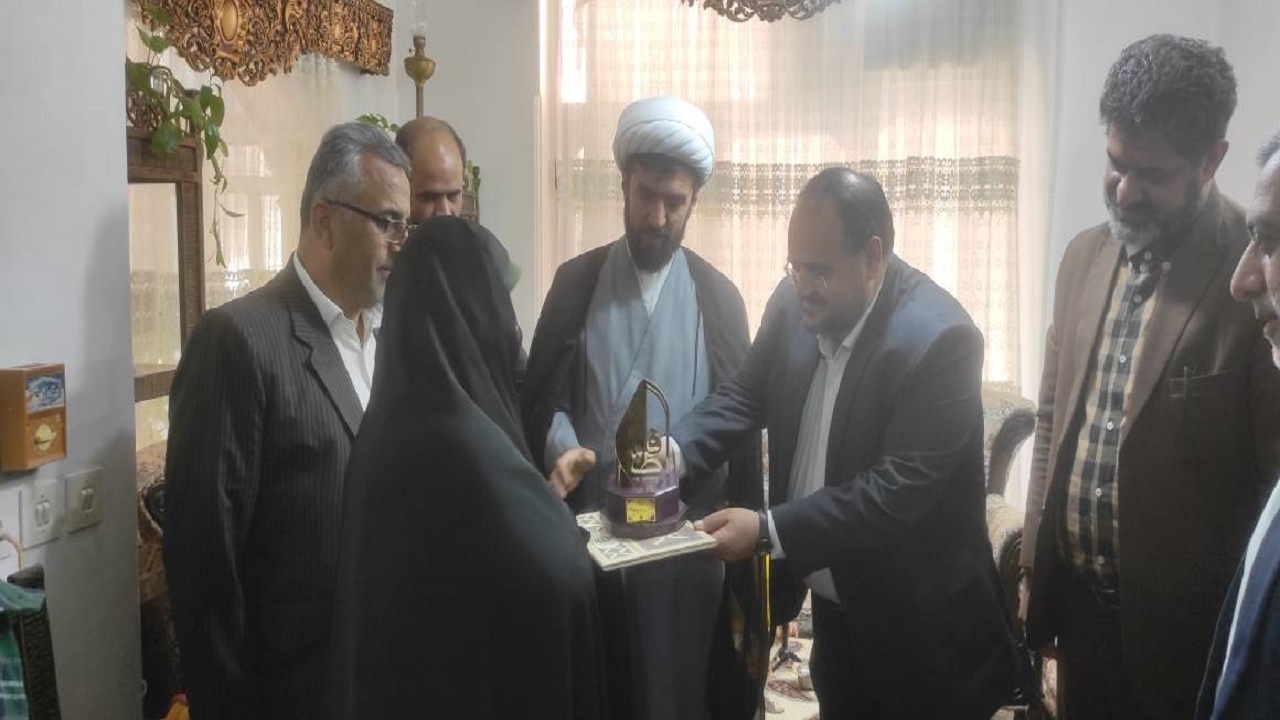 تجلیل از ۵ بانوی گلستانی در رویداد ملی بانوان بهشت