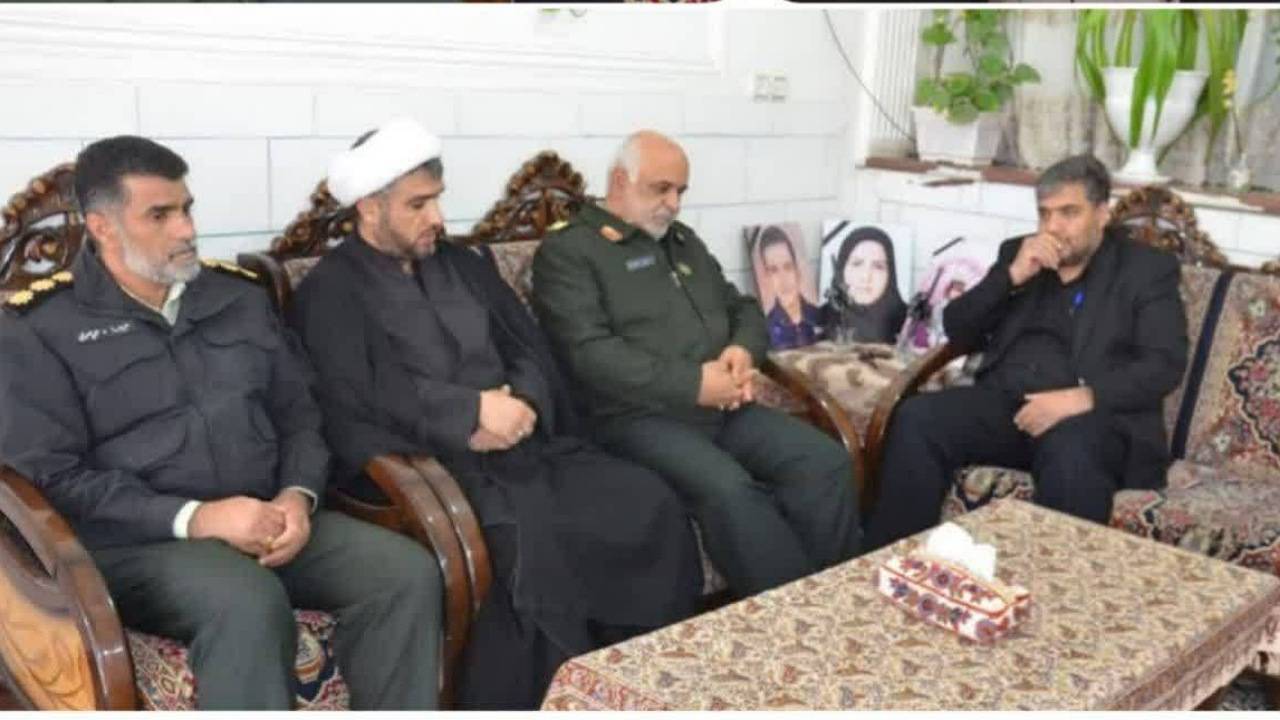 دیدار مجموعه انتظامی کرمان با خانواده دختر کاپشن صورتی از شهدای حادثه تروریستی کرمان