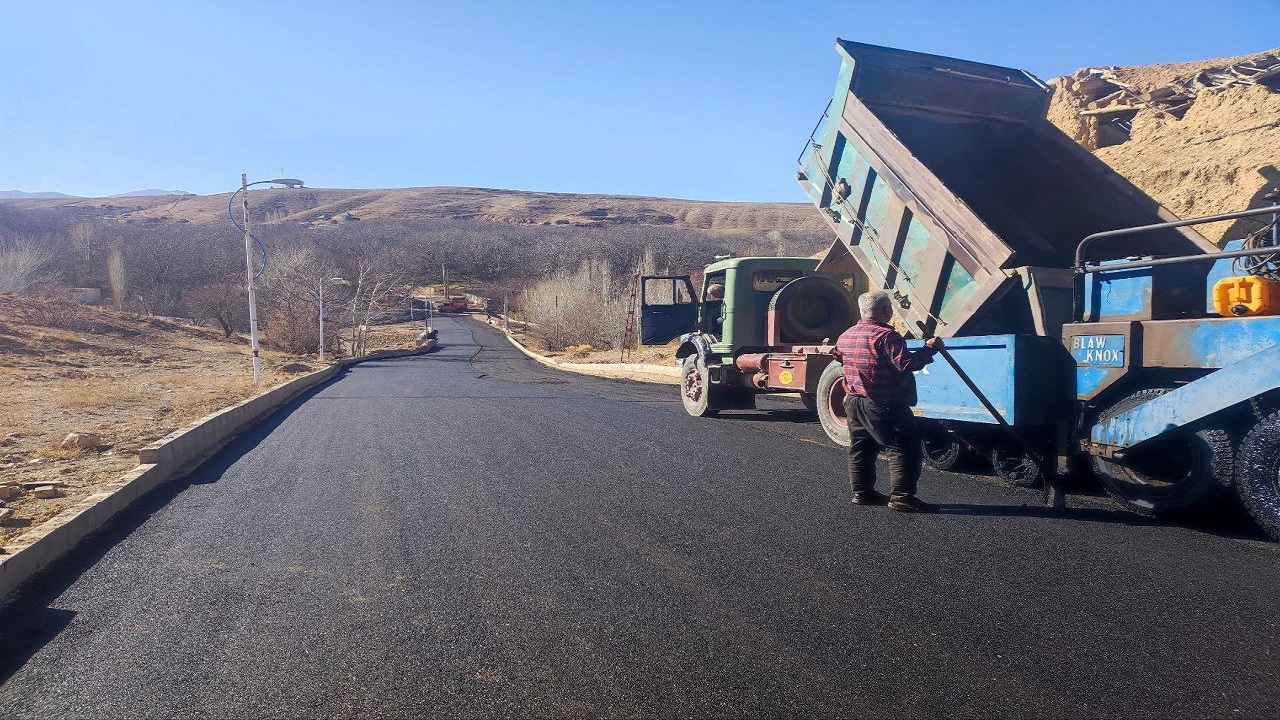 اجرای پروژه آسفالت ریزی در معابر روستای توآباد آوج + فیلم و تصاویر