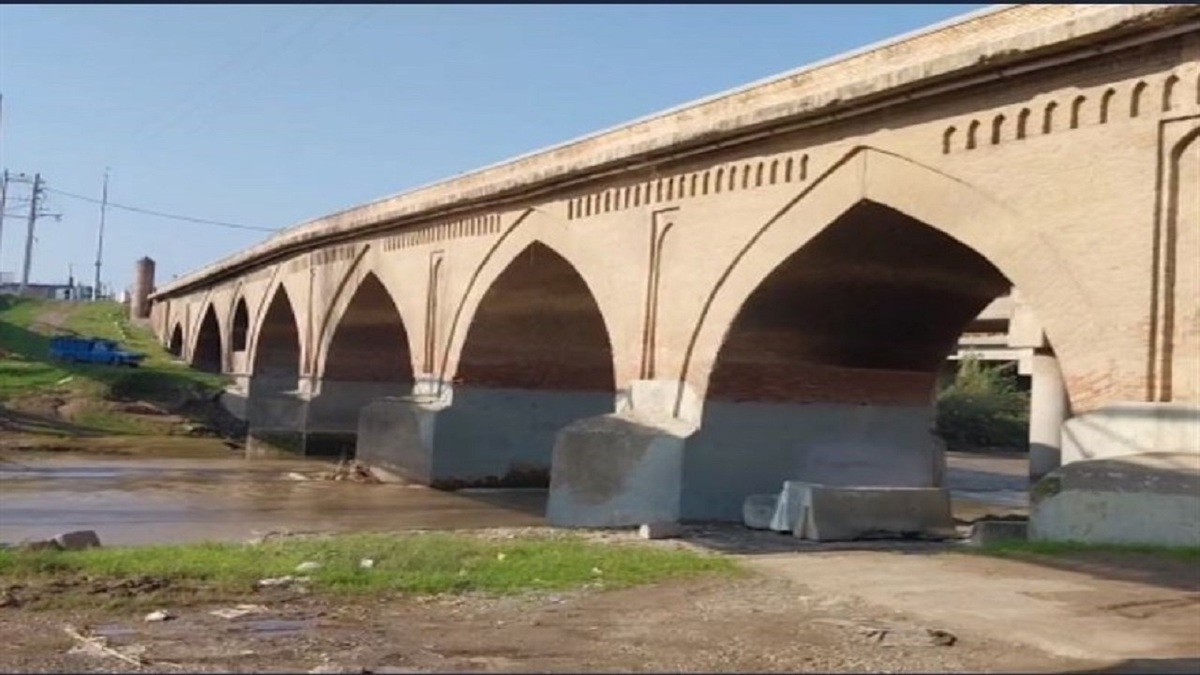 باشگاه خبرنگاران -ماشین‌های سنگین بلای جان پل تاریخی بابل شده‌اند