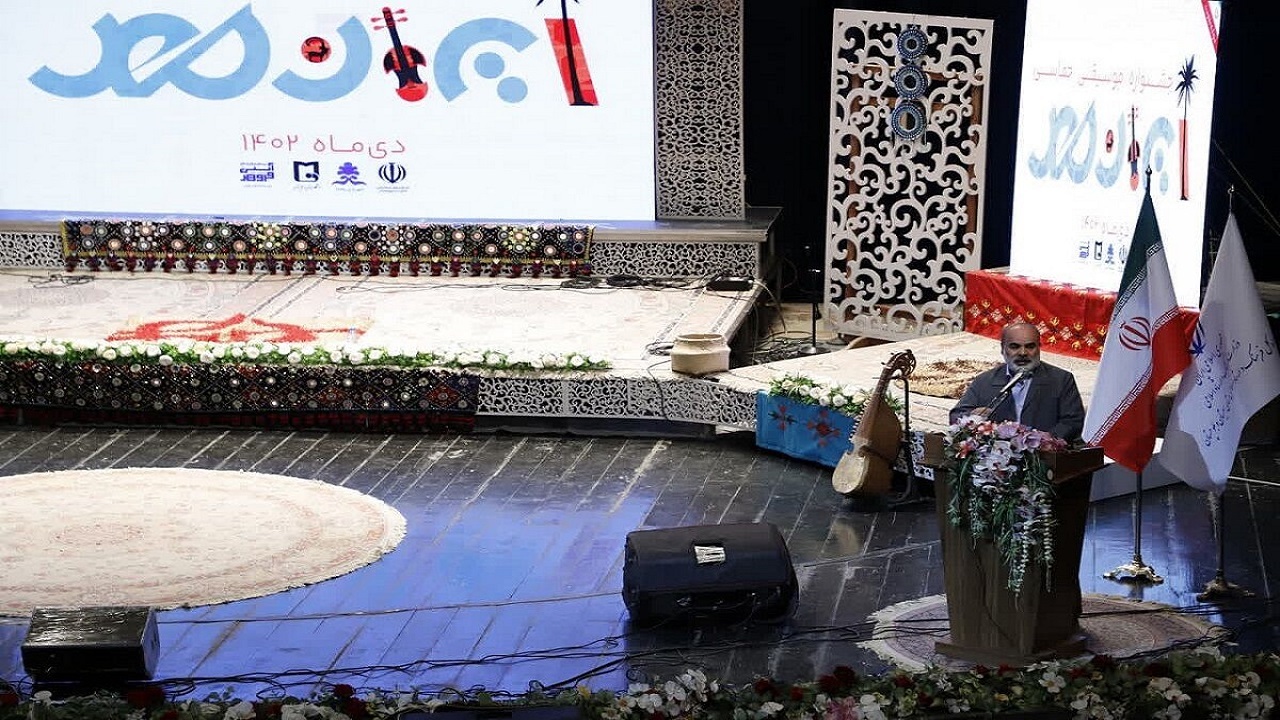 هنرمندان نگاه‌ها را به سمت توحید هدایت کنند