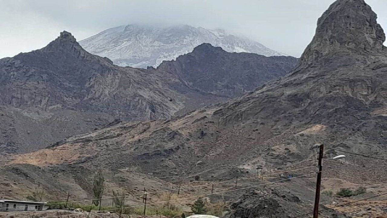 بیش از ۳۰۰ گردشگر به قله تفتان صعود کردند