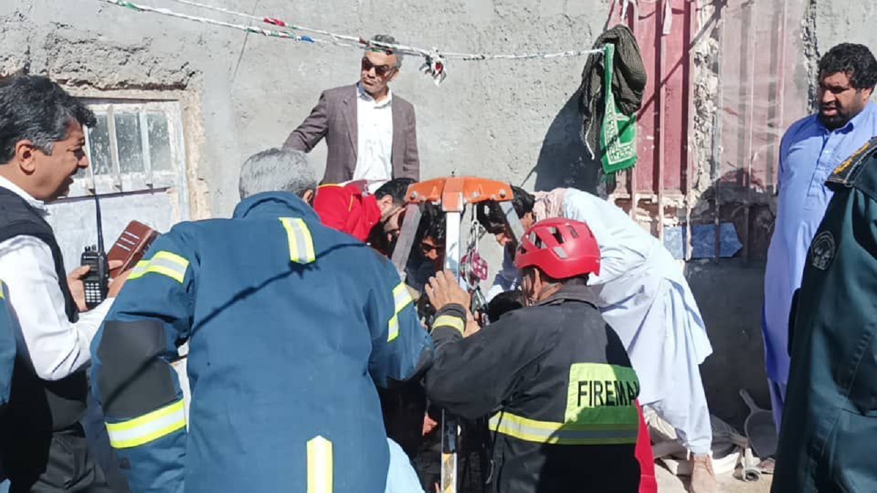 نجات جان پدر و پسر گرفتار در چاه