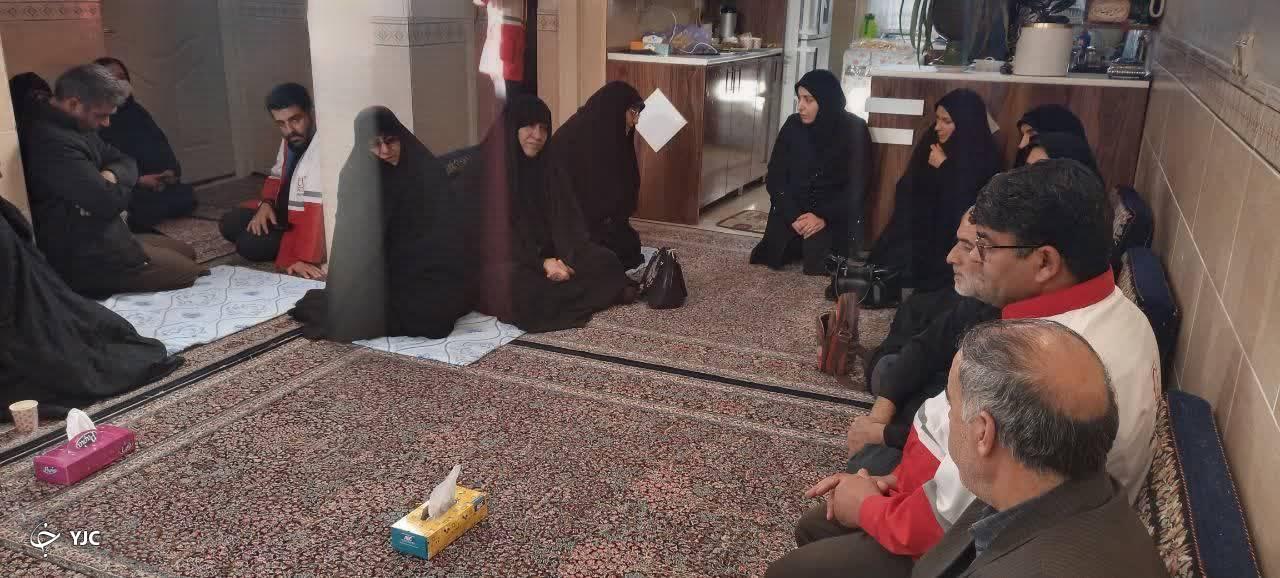 دیدار معاون رئیس جمهور با خانواده یکی از شهدای حادثه تروریستی کرمان