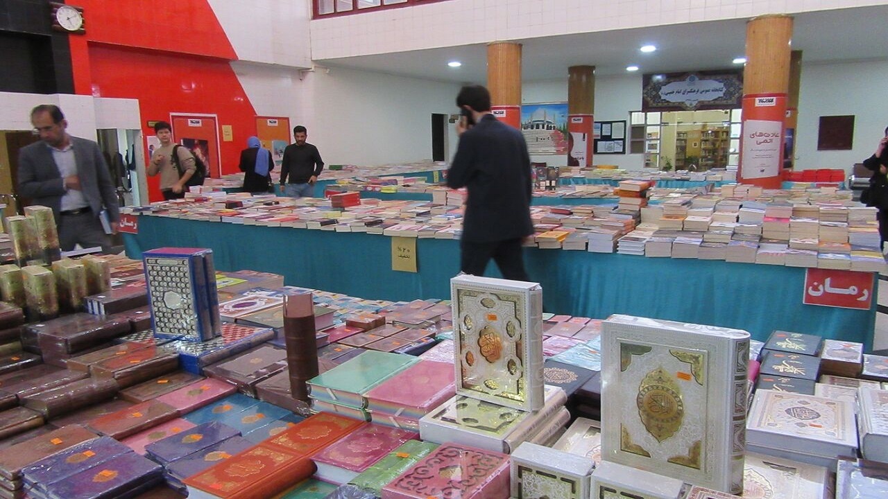 ۱۴۵۰ میلیارد ریال کتاب از قم صادر شد