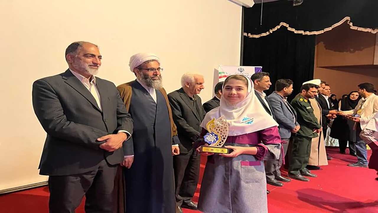  تجلیل ۱۵۱ دانش آموز قشمی برگزیده جشنواره های علمی پژوهشی+عکس