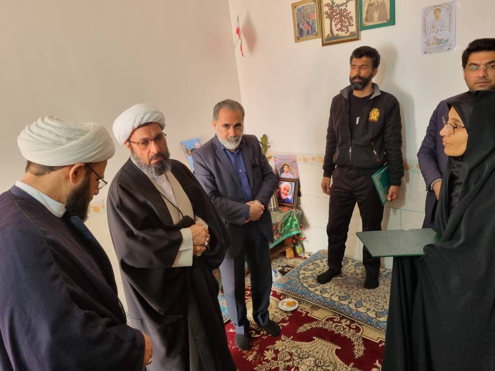 دیدار نماینده ولی فقیه درسپاه ثارالله باخانواده شهید مرادی در زرند