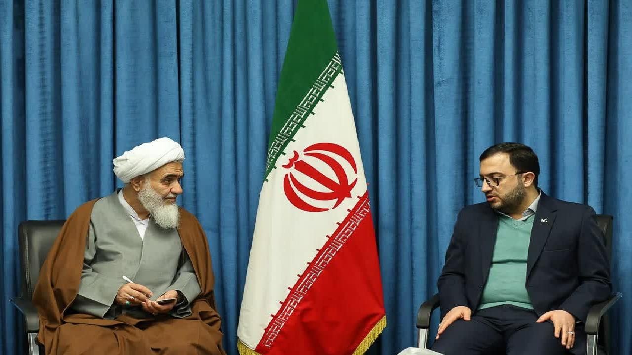 عبادت عاری از تفکر رشد و کمال به بار نمی‌آورد