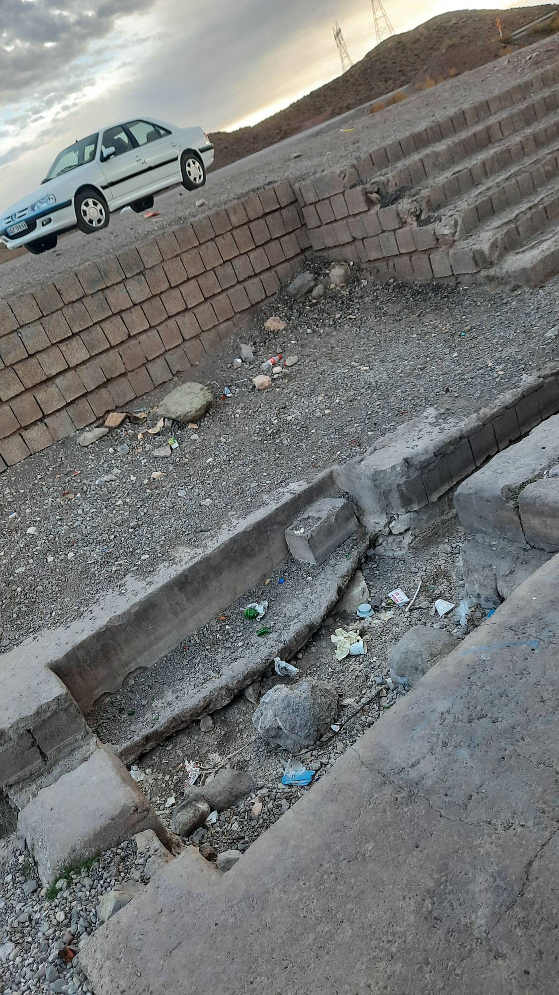 قنات خشک و بدون آب
