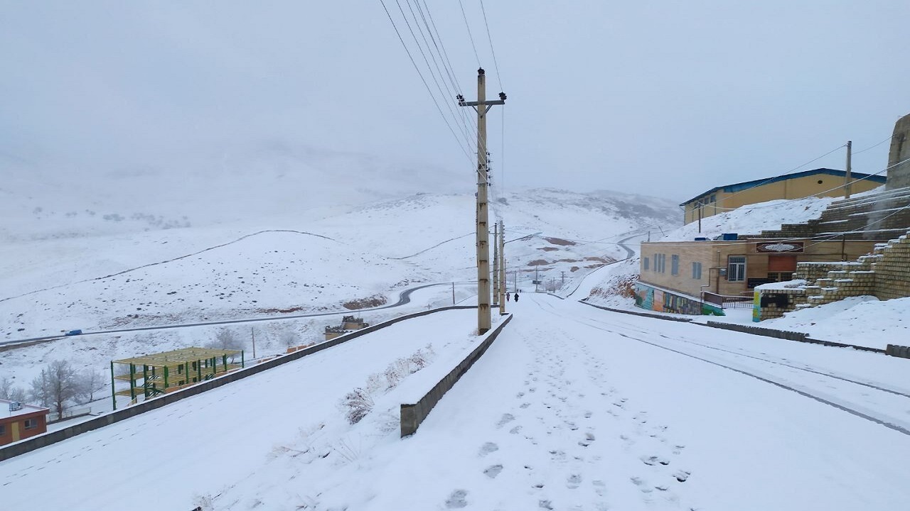بارش برف راه ارتباطی ۳۰ روستای سلسله لرستان را بست