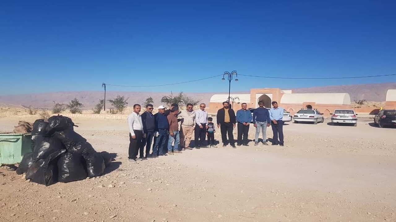 مسئولین بستک در اقدامی زیبا به پاکسازی محیط زیست پرداختند