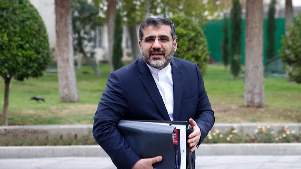 استفاده از تابلو‌های معرف مراکز گردشگری به‌صورت دو زبانه