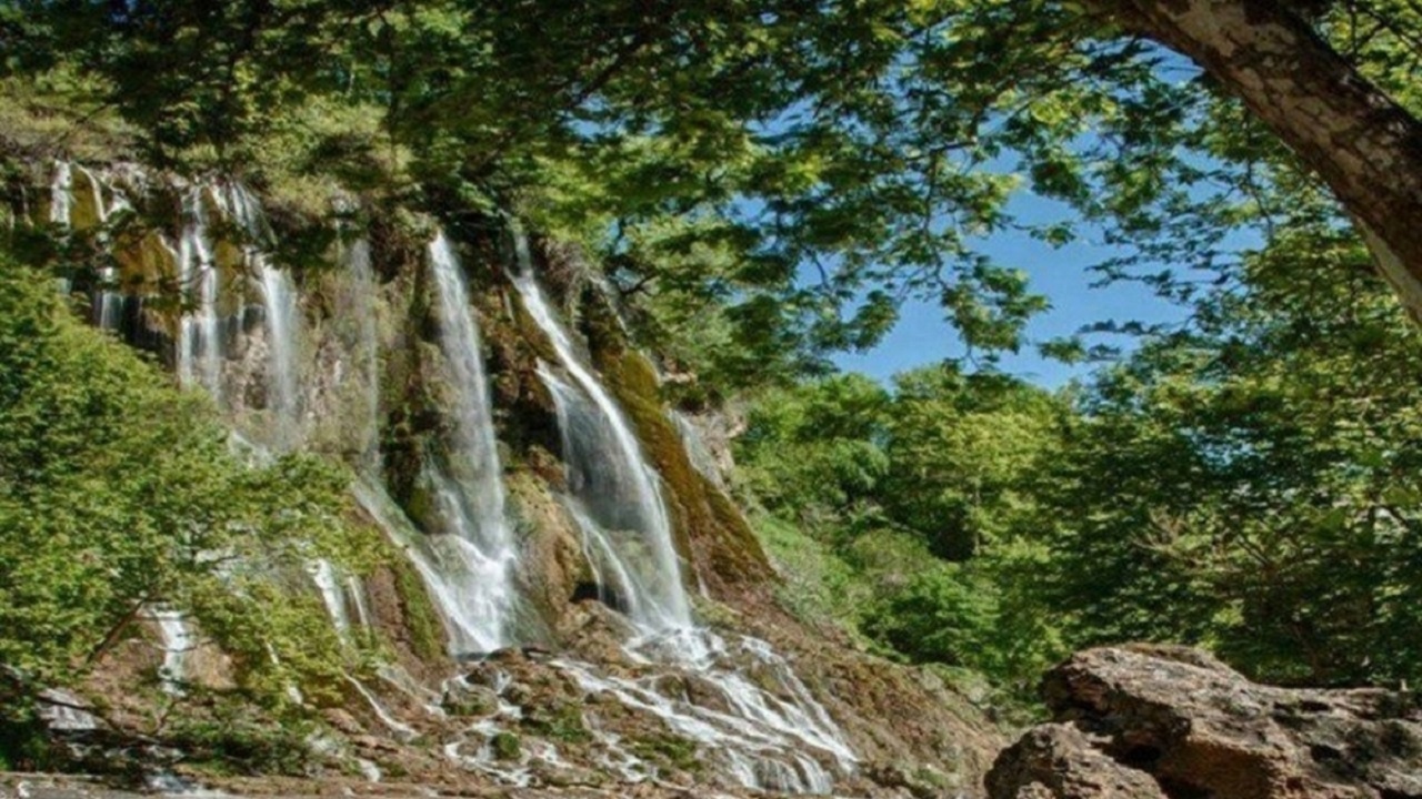 خودنمایی آبشار دره غار در دل طبیعت روستای علی آباد دمق + فیلم