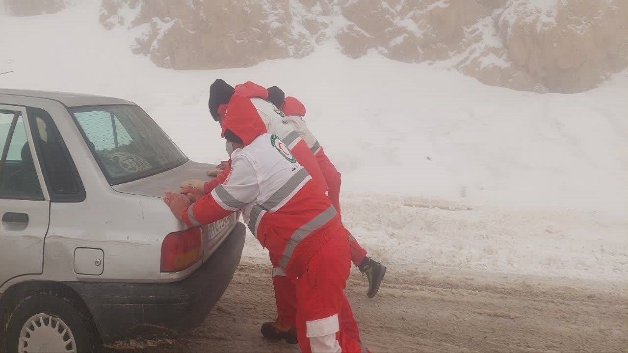 به ۱۱۰ خودرو گرفتار شده در برف در کوهرنگ امدادرسانی شد