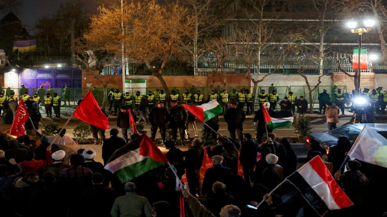 تجمع دانشجویان مقابل سفارت انگلیس