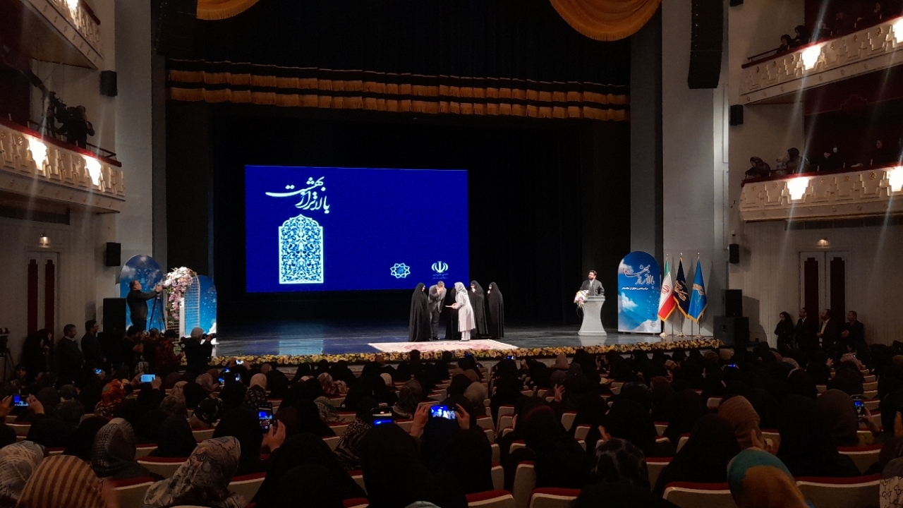 مادران شهدا و همسران جانبازان الگو‌های همیشگی ایثار در جامعه هستند
