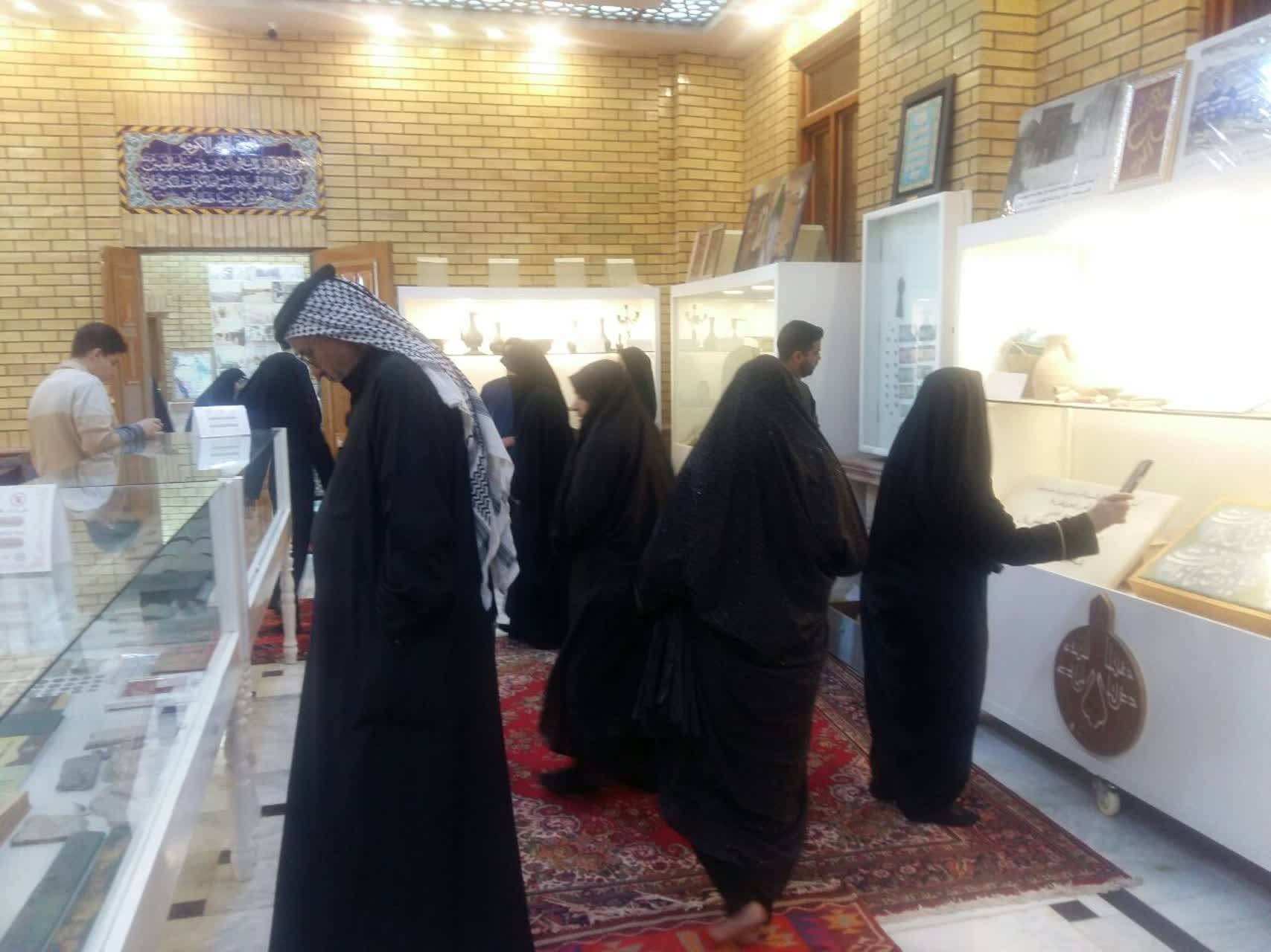 بازدید کنندگان در نمایشگاه